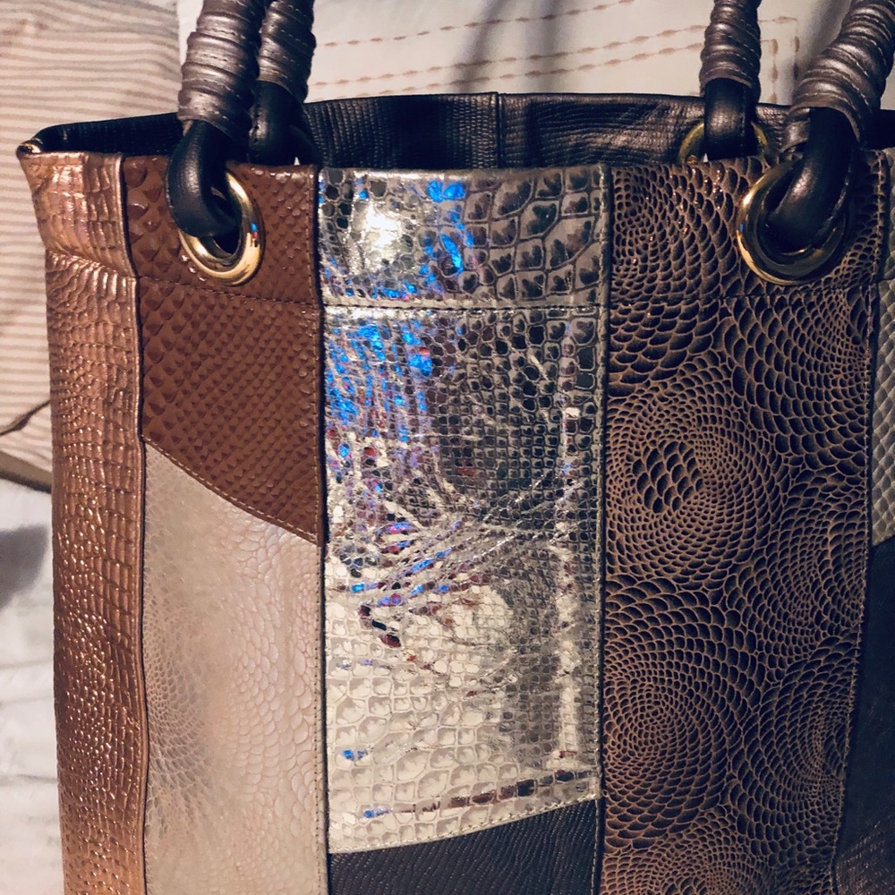 Bag with earth tones colores